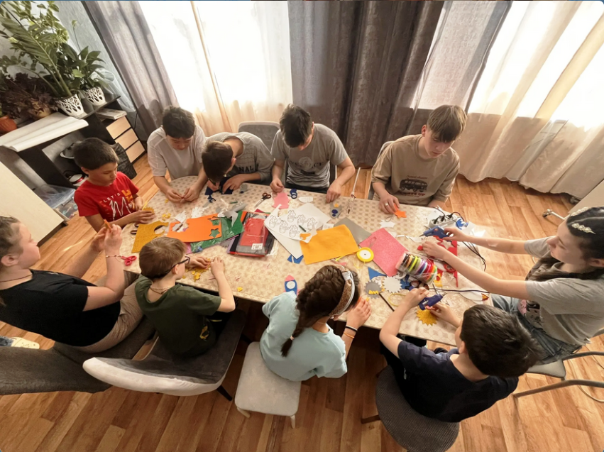 Воспитанники Сретенского центра изготовили посылки космонавтам